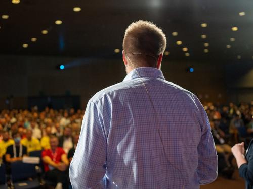 Dries in front of an audience
